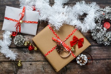 Küçük yılbaşı hediyelerini paketliyorum.