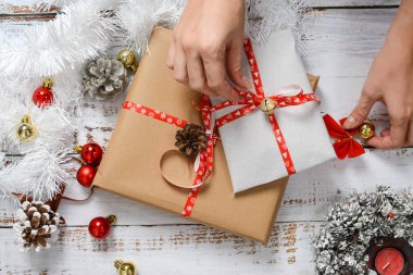 Küçük yılbaşı hediyelerini paketliyorum.