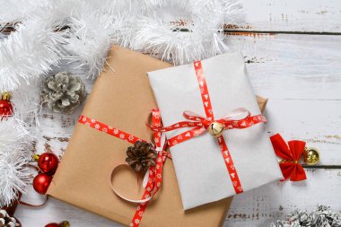 Küçük yılbaşı hediyelerini paketliyorum.