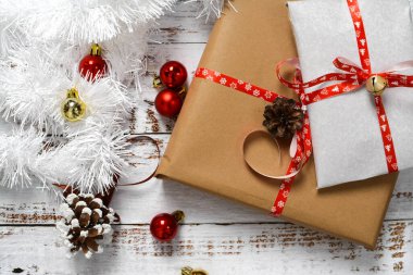 Küçük yılbaşı hediyelerini paketliyorum.