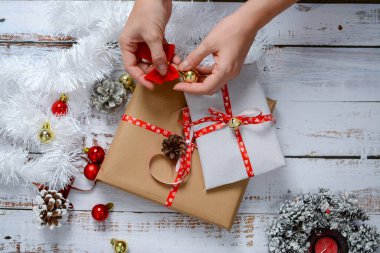 Küçük yılbaşı hediyelerini paketliyorum.