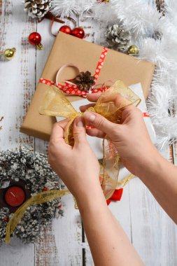 Küçük yılbaşı hediyelerini paketliyorum.