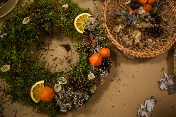 Yosun, kurumuş çiçek ve meyveden yapılmış Advent çelengi.