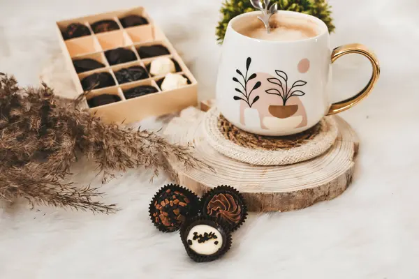 Beyaz arka planda beyaz kahve ve çikolata şekerleri.