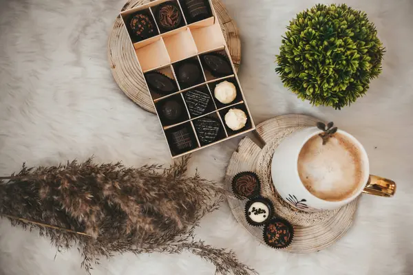 Beyaz arka planda beyaz kahve ve çikolata şekerleri.