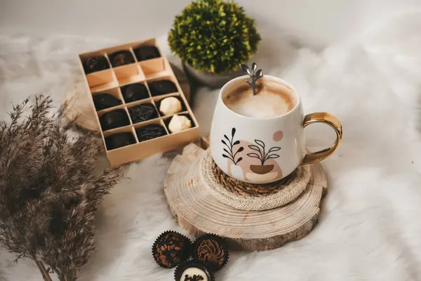 Beyaz arka planda beyaz kahve ve çikolata şekerleri.