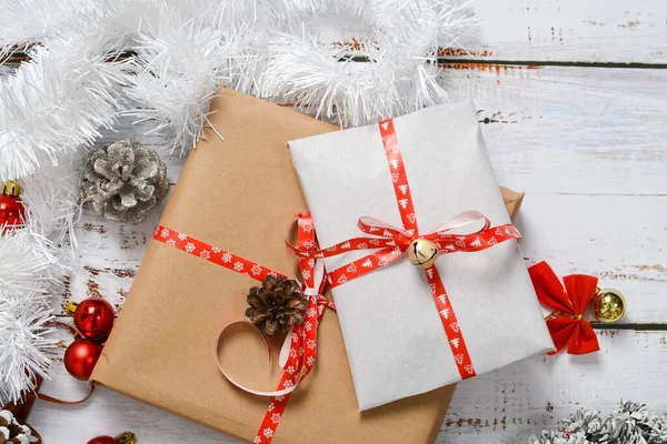 Küçük yılbaşı hediyelerini paketliyorum.