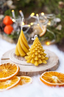 Koyu arkaplanda balmumu mumları