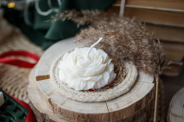 Karanlık odada el yapımı soya mumu.