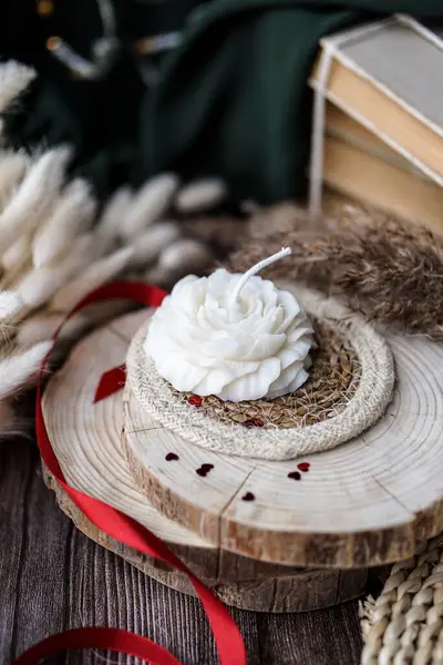 Karanlık odada el yapımı soya mumu.