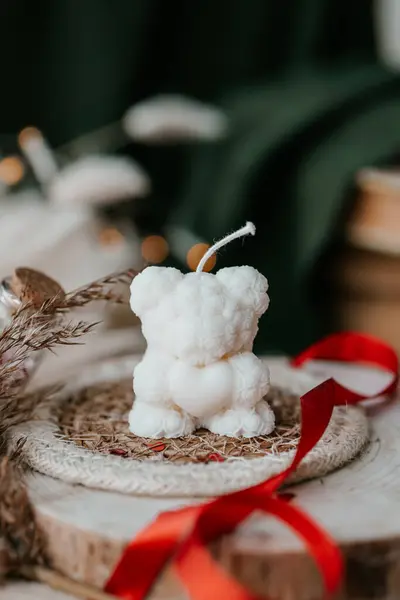 Karanlık odada el yapımı soya mumu.