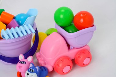 Mutfakta koyu gri arka planda çeşitli meyve ve meyveler var.