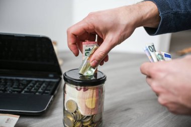 Kavanoza para koymak.