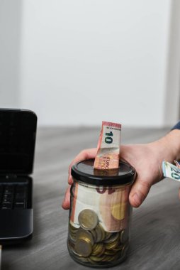 Kavanoza para koymak.