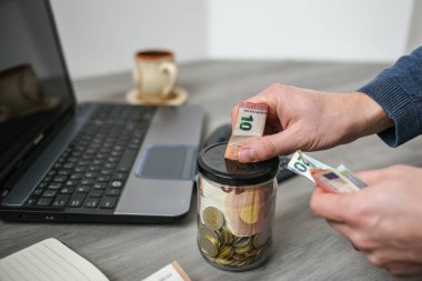 Kavanoza para koymak.