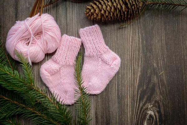 Pembe pamuktan yapılmış küçük ve yumuşak bebek çorapları. 
