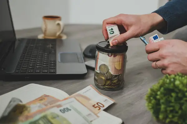 Kavanoza para koymak.