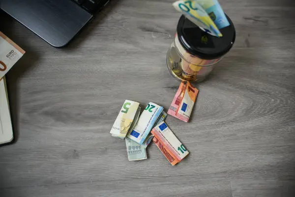 Avro banknotları ve sikkelerle dolu para kavanozu