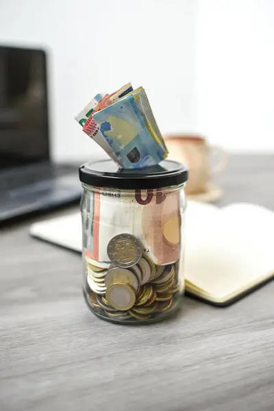 Avro banknotları ve sikkelerle dolu para kavanozu