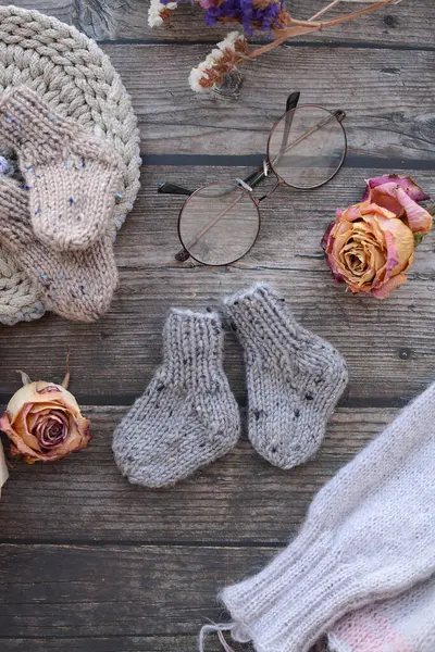 Kalın pamuk ipliğinden yapılmış küçük, tıknaz ve sıcak bebek çorapları.