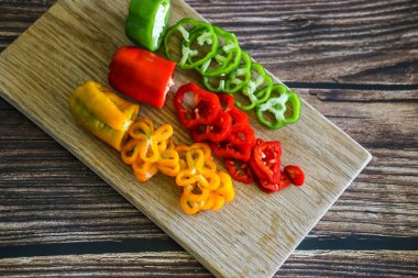 Evde yetiştirilen tatlı dolmalık biberler mutfakta, salatayı dilimleyip hazırlıyorlar. 