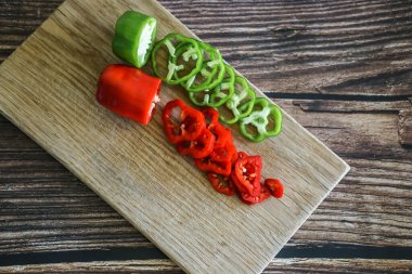 Evde yetiştirilen tatlı dolmalık biberler mutfakta, salatayı dilimleyip hazırlıyorlar. 