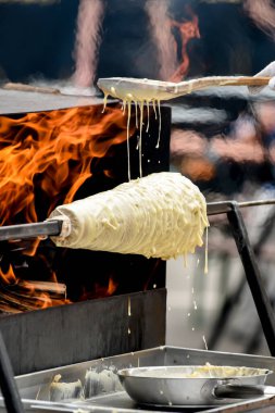 Geleneksel Litvanya ağaç keki yapma süreci