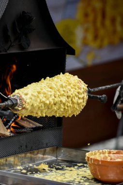 Geleneksel Litvanya ağaç keki yapma süreci