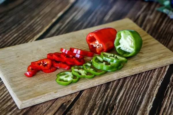 Evde yetiştirilen tatlı dolmalık biberler mutfakta, salatayı dilimleyip hazırlıyorlar. 