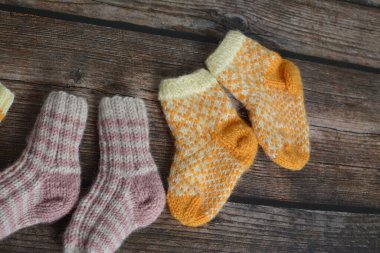 Koyu ahşap arka planda el yapımı çoraplar.