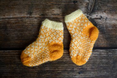 Koyu ahşap arka planda el yapımı çoraplar.