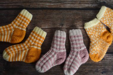 Koyu ahşap arka planda el yapımı çoraplar.