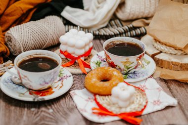 Sıcak, koyu kahve ve çöreklerle iki kişilik güzel bir oda ve kahvaltı.