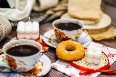 Sıcak, koyu kahve ve çöreklerle iki kişilik güzel bir oda ve kahvaltı.