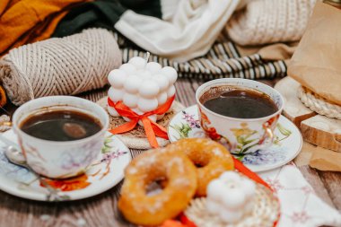 Sıcak, koyu kahve ve çöreklerle iki kişilik güzel bir oda ve kahvaltı.
