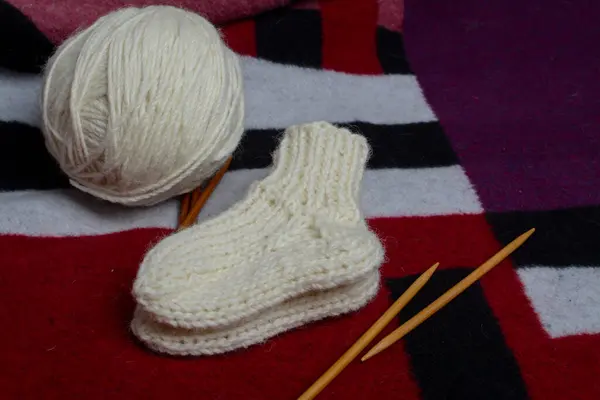 Renkli arka planda sıcak, el yapımı yün çoraplar.