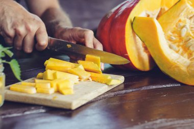 Olgun taze taze balkabağı dilimliyorum.