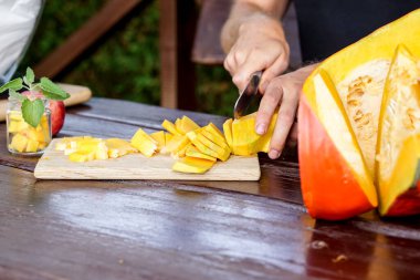 Olgun taze taze balkabağı dilimliyorum.