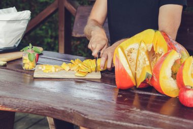 Olgun taze taze balkabağı dilimliyorum.