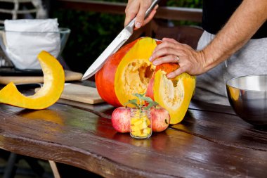 Olgun taze taze balkabağı dilimliyorum.