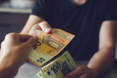 Avro banknotlarını sayan adam. Kapat.