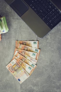 Avro banknotları ve madeni paralar beyaz bir masada