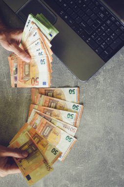 Avro parası elinde tutan adam