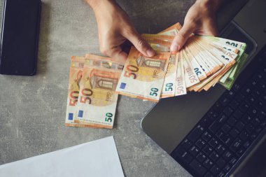 Avroya sarılan bir adam.