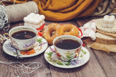 Sabah kahvesi ve çörekler iki kişilik, kahvaltı klasik, rahat odada. 