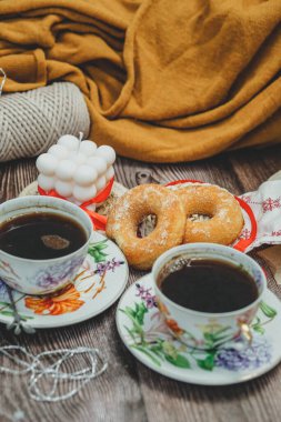 Sabah kahvesi ve çörekler iki kişilik, kahvaltı klasik, rahat odada. 