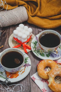 Sabah kahvesi ve çörekler iki kişilik, kahvaltı klasik, rahat odada. 