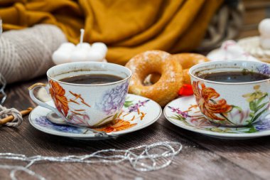 Sabah kahvesi ve çörekler iki kişilik, kahvaltı klasik, rahat odada. 