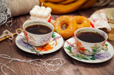 Sabah kahvesi ve çörekler iki kişilik, kahvaltı klasik, rahat odada. 