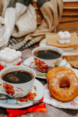 Sabah kahvesi ve çörekler iki kişilik, kahvaltı klasik, rahat odada. 